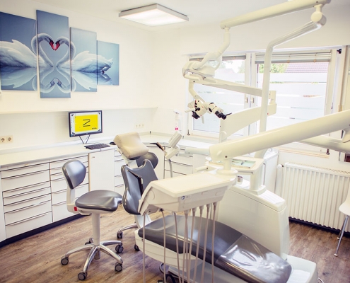 Heller Behandlungsraum Zahnarzt